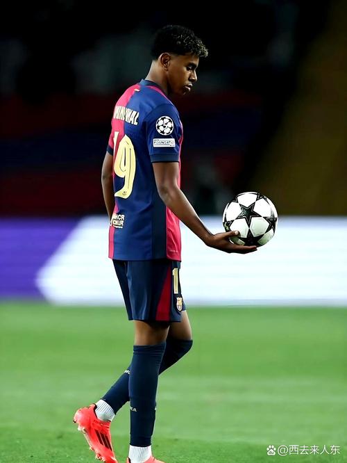 足球巴萨传奇出山担任俱乐部高层（巴萨传奇回归出任俱乐部高管）