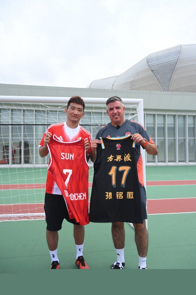 凯恩远射进球飞行速度达到128km／h，为本赛季德甲最快进球（凯恩远射时速128公里，创本赛季德甲最高进球时速）