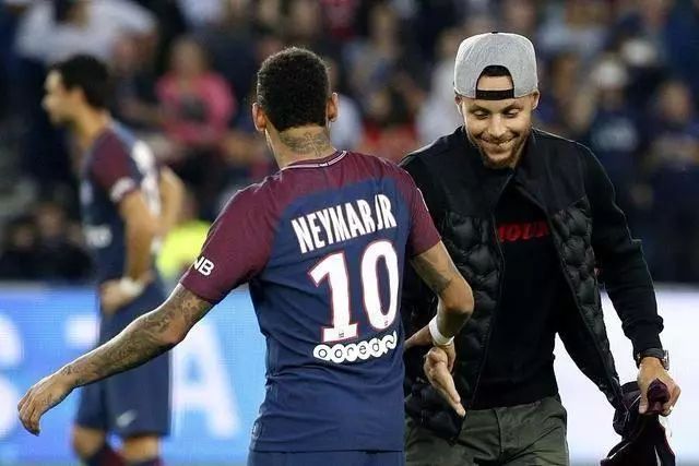 近10场全胜+零封对手，英格兰追平14-16年间西班牙创造的纪录（英格兰近10战全胜且零失球，追平西班牙2014-16年纪录）